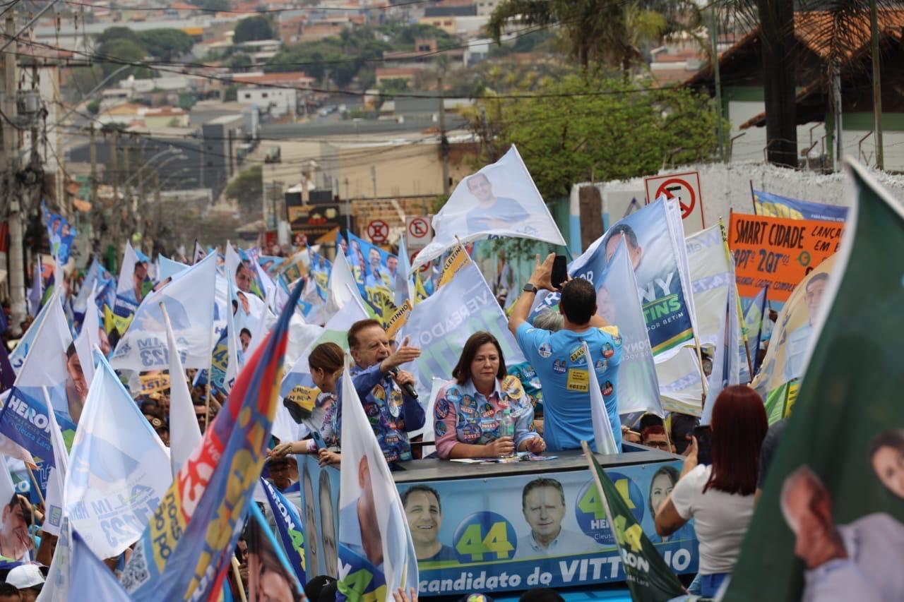 Heron e Cleusa realizam caminhada com grande mobilização no Jardim Teresópolis