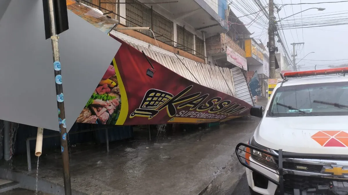 Chuva provoca queda de estrutura metálica em dois estabelecimentos em Betim