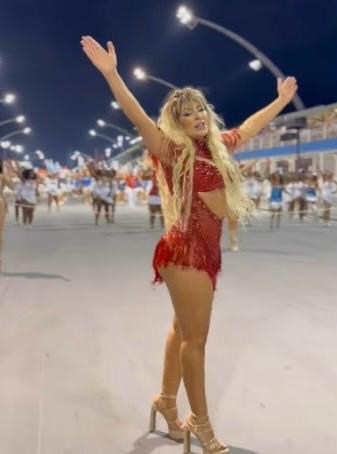 Ex-pastora desfila de Yemanjá no Carnaval de São Paulo