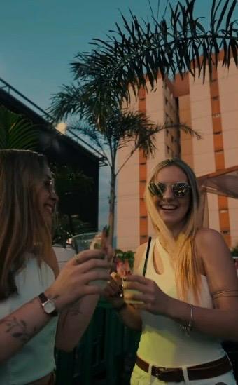 Igreja evangeliza através de festa com drinks, open bar, open food, DJ e recebe críticas de internautas