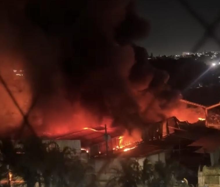 Incêndio destrói galpão de reciclagem em Betim