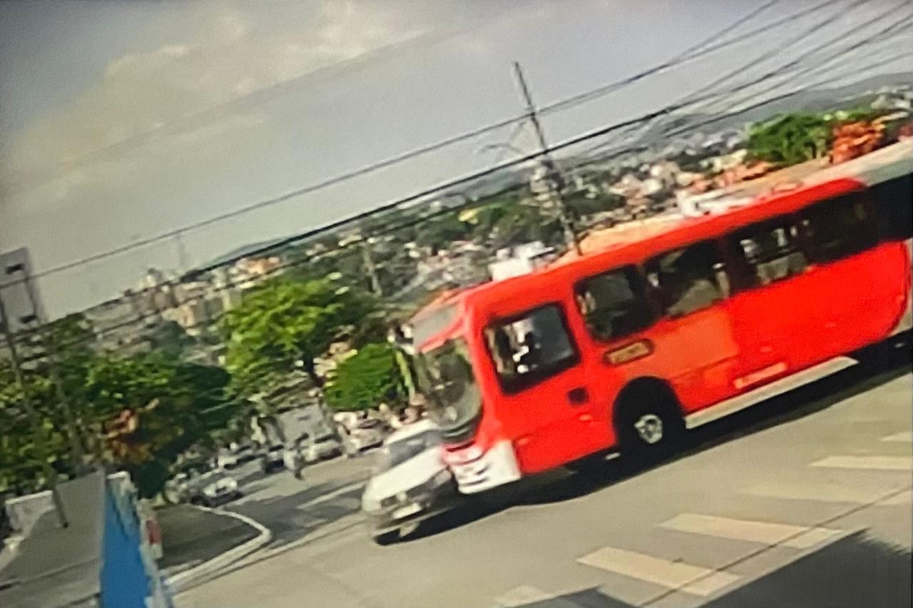 Ônibus bate em carro, perde o controle e adentra numa casa no Brasiléia