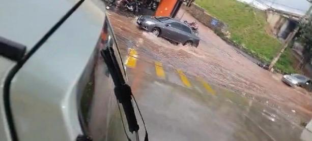 Forte chuva causa alagamentos e queda de árvores em Betim