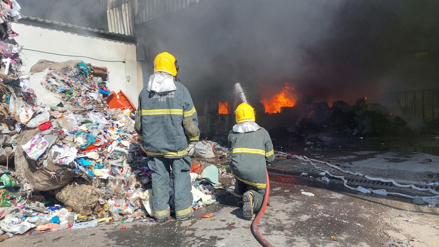 Incêndio em galpão de reciclagem mobiliza Corpo de Bombeiros em Betim