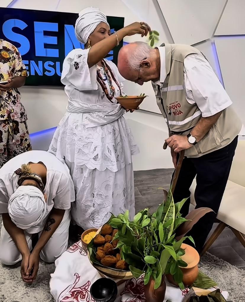 Padre Júlio Lancelotti recebe “passe”de mãe de Santo