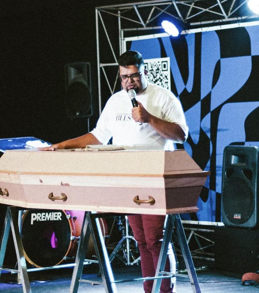 Pastor utiliza caixão em culto para impactar jovens