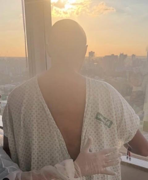 Atleta diagnosticado de morte cerebral surpreende ao acenar para irmãos durante vigília de oração