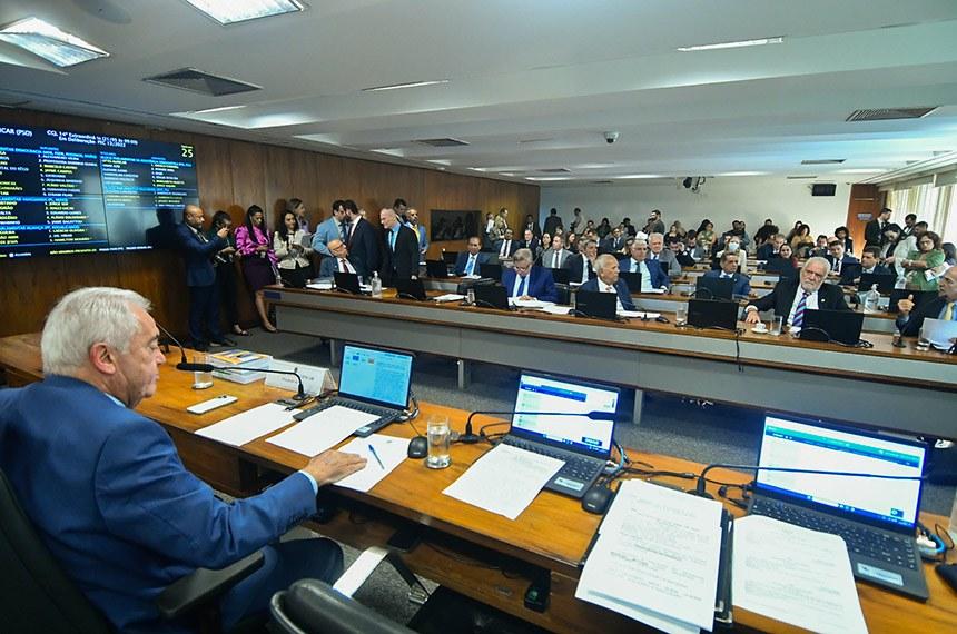 Comissão do Senado aprova fim da reeleição e mandatos de cinco anos além da unificação das eleições