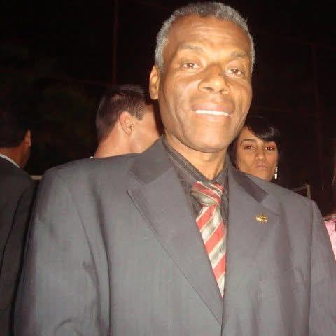 Familiares e amigos se despedem de Natanael Damasceno