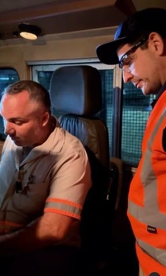 Heron embarca numa locomotiva e conhece de perto os problemas urbanos ao longo da via férrea