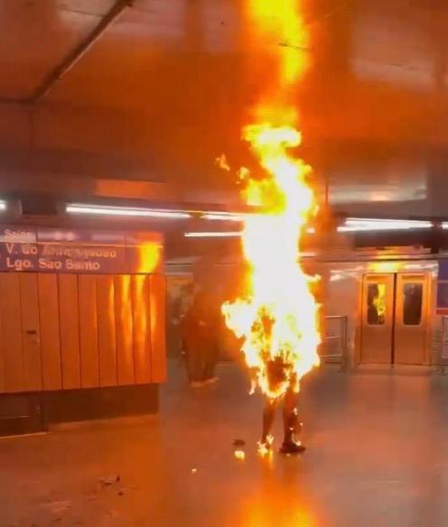 Homem de 74 anos ateia fogo ao próprio corpo na estação do Metrô