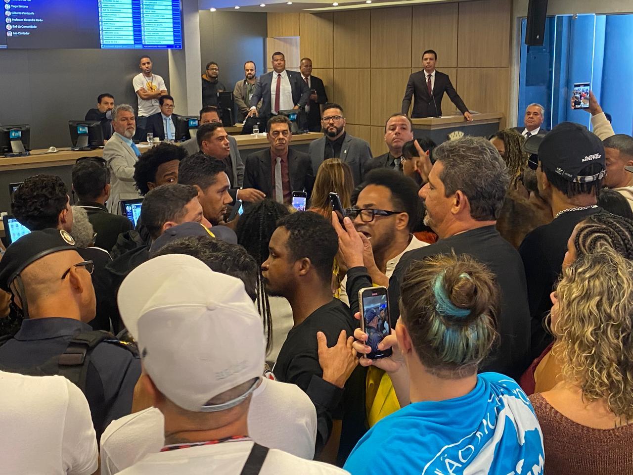 Representantes de religiões de matriz africana protestam na Câmara de Betim