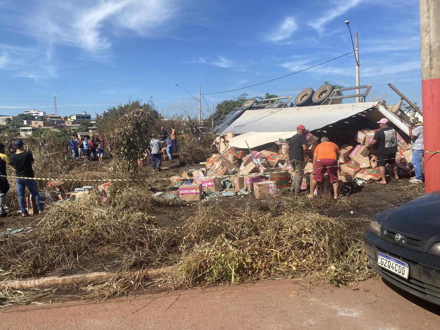 Caminhão que transportava ovos tomba na Via Expressa