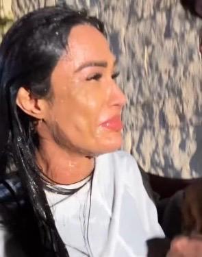 Gracyanne Barbosa é batizada em culto evangélico e gera polêmica nas redes sociais