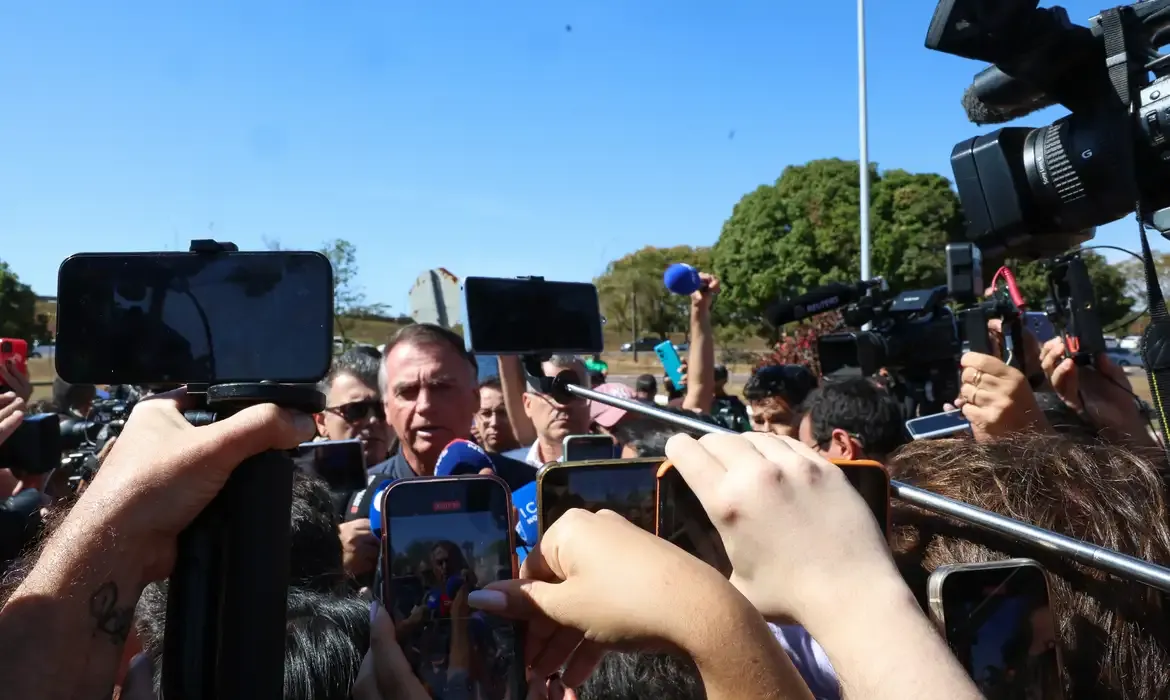 Bolsonaro de tornozeleira eletrônica e impedido de usar redes sociais