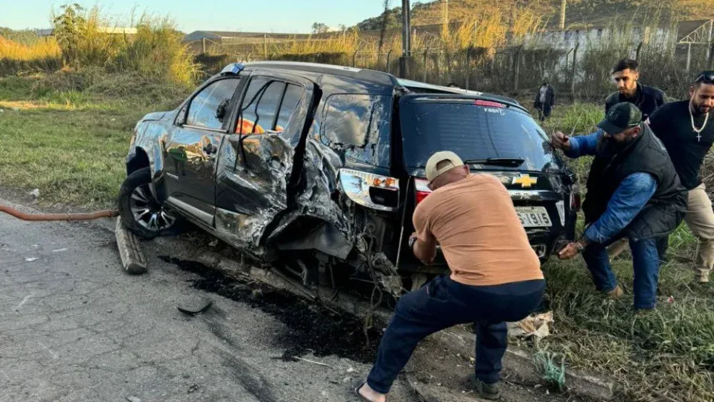 Cantor Fabiano Menotti sofre acidente de carro em Juiz de Fora