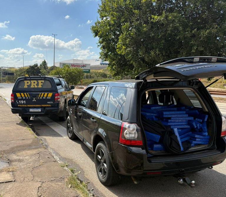PRF apreende 400 quilos de maconha e recupera veículo roubado em Betim