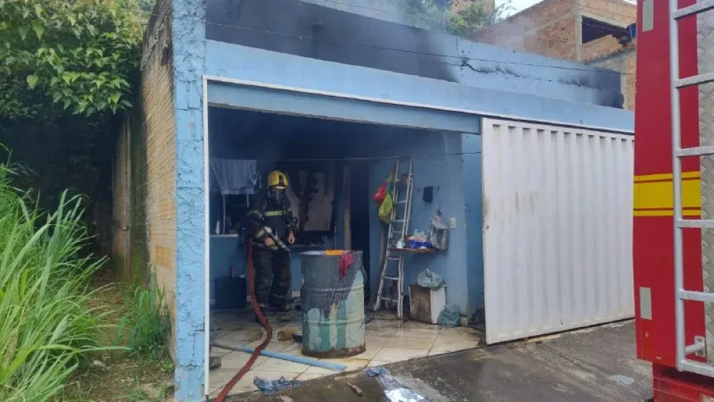 Casa pega fogo e uma pessoa morre carbonizada em Betim