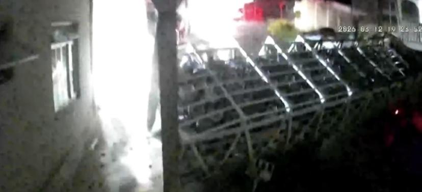 Caminhão  desgovernado que transportava botijões de gás colide com casa em Betim