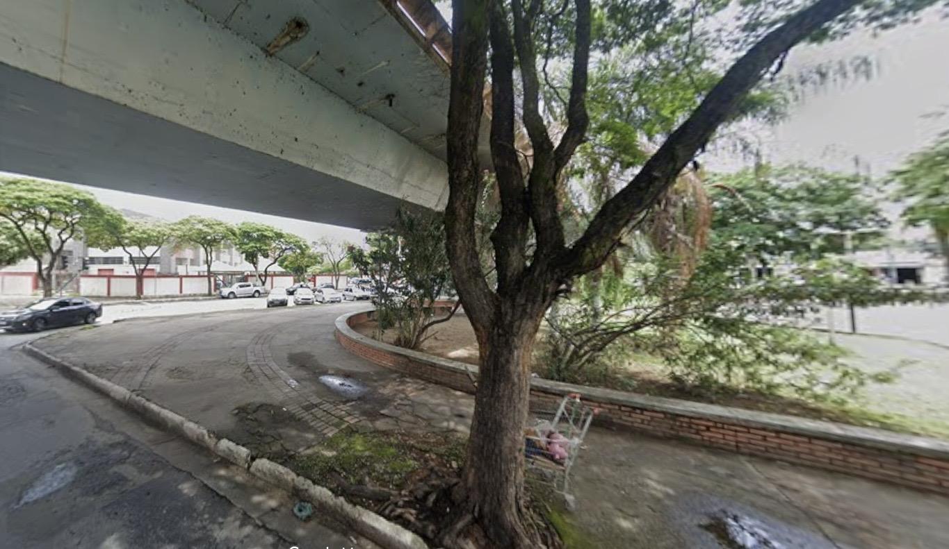 Homem em situação de rua é executado e pedestre é atingido por bala perdida