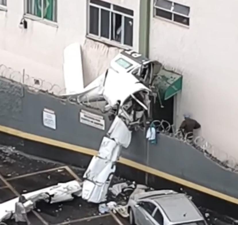 Avião cai e atinge prédio logo após decolar do Aeroporto da Pampulha