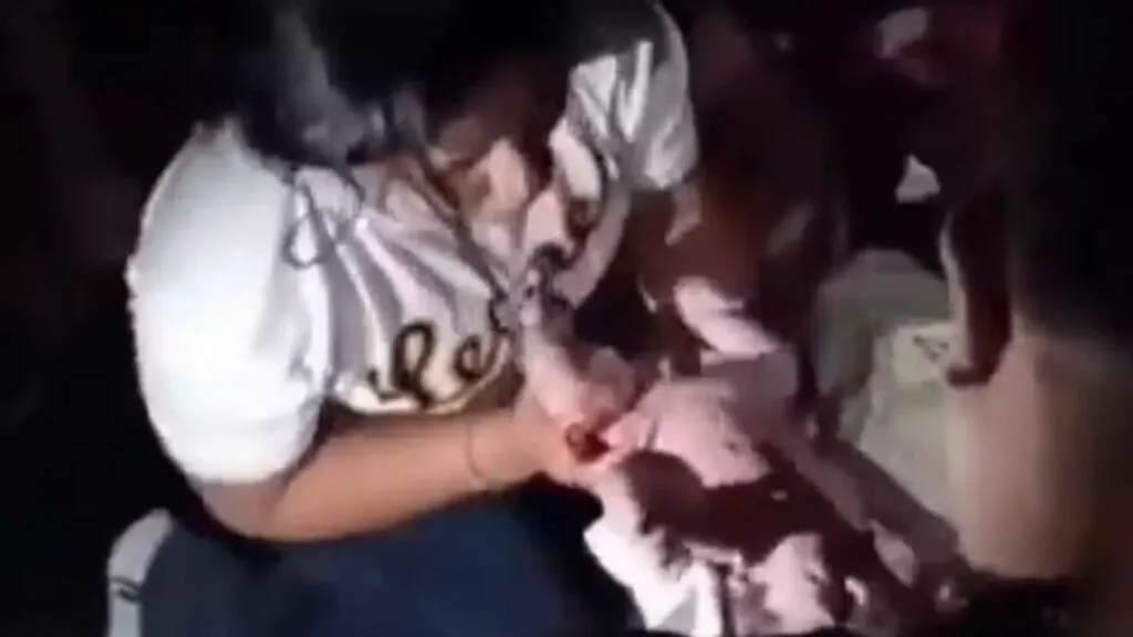 Entre os escombros da tragédia na Venezuela, um milagre: bebê nasce após resgate dramático