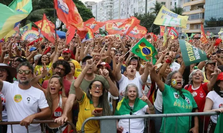 Ato em apoio à democracia e a Lula reúne milhares em Copacabana