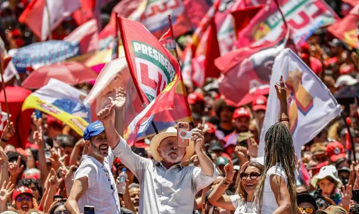 Brasil não será governado por sócios do Banco Master, diz Lula em ato
