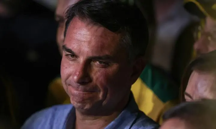 Fuga e carta golpista ampliam isolamento de Flávio Bolsonaro